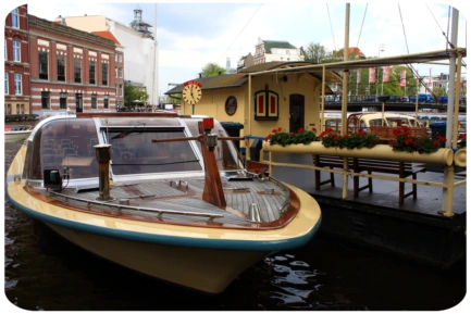 Al onze schippers zijn minimaal in bezit van het Klein vaarbewijs I of II